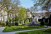 Bruxelles, Belgio - I giardini di Place du Petit Sablon. Le statue dei conti Egmont e Hoorn. 